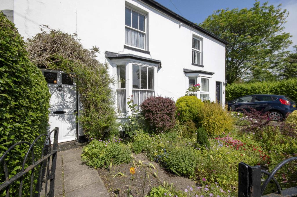Lot: 164 - MID-TERRACE HOUSE FOR REPAIR - Front